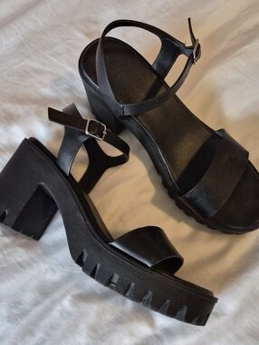Madden Girl Shawn Black Ankle Strap Platform Sandals Size 9.5